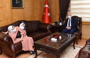 Vali Coşkun'un ilk ziyaretçileri Siyam İkizleri oldu