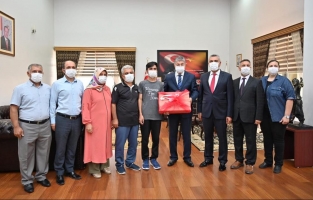 Vali Yılmaz, YKS Türkiye birincisi Ümit Can Evleksiz'i ödüllendirdi