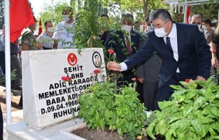 Bayram arifesinde şehitliğe ziyaret