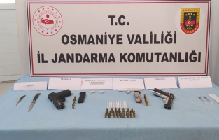 Jandarma'dan kaçan otomobilden uyuşturucu ve ruhsatsız tabanca çıktı