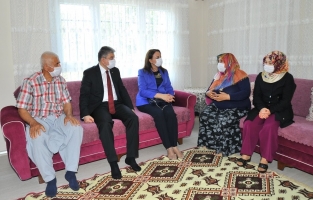 Valimiz ve eşinden 15 Temmuz şehidi Karacatilki'nin ailesine ziyaret