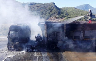 Osmaniye'de seyir halindeki kamyon alev alev yandı