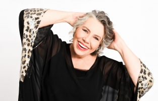 Işıl Yücesoy 'Şarkı Söylemek Lazım' diyor