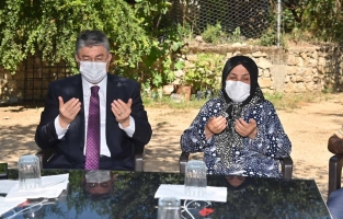 Vali Yılmaz Sumbas'ta şehit ailesini ziyaret etti