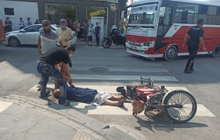 Halk otobüsü ile şarjlı bisiklet çarpıştı: 2 yaralı