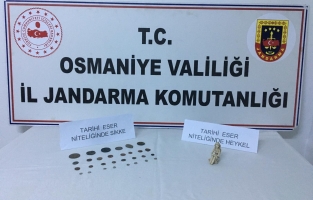 Osmaniye'de bir araçta tarihi heykel ve 30 sikke ele geçirildi