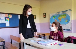 Sumbas Kaymakamı idil Özdemir, köy okullarını ziyaret etti