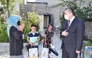 Hayırseverlerin katkılarıyla ihtiyaç sahibi öğrencilere kırtasiye malzemesi dağıtıldı