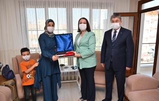 Vali Yılmaz ve Eşi, şehidimiz Fatih Gökşen'in ailesini ziyaret etti