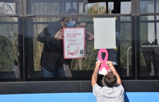 Meme Kanseri'ne farkındalık için dolmuşlara pembe kurdele ve afişler takıldı