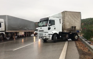 Sağanak nedeniyle 100 metre arayla iki tır kaza yaptı