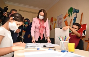 Vali Yılmaz'ın eşinden Çocuk Sanat Atölyesine ziyaret