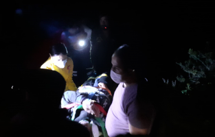 Kayalıklardan düşen yaşlı adamı AFAD ekibi kurtardı