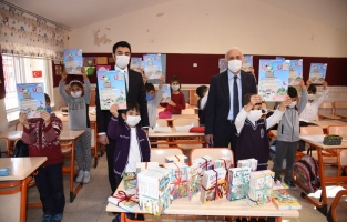 Osmaniye Belediyesi'nden köy okuluna kitap desteği