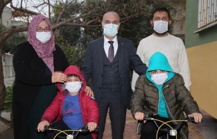 İçişleri Bakanı Soylu, şehit Barış Göl'ün çocuklarına bisiklet hediye etti