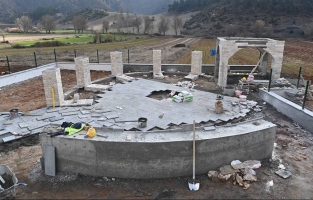 Düziçi'nde Karacaoğlan için saz şeklinde anıt mezar yapılıyor