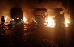 Park halindeki 5 tır alev alev yandı