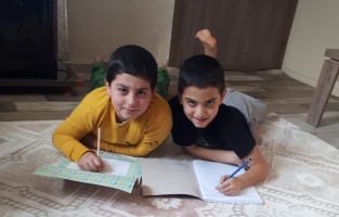 Baba yok, Anne kanser, Uğur ve Umut Kardeşler okumak istiyor