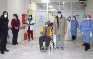 83 yaşında koronavirüsü yenen Sultan Nine alkışlarla taburcu edildi