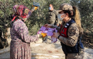 Zeytin hasadı yapan kadınlara KADES tanıtıldı