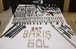 Polisin baskın yaptığı şahsın evi, işyeri ve aracında silahlar ve sahte alkol çıktı