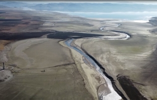 Barajda sular çekildi; Mezarlar, evler, eski yollar ve minare ortaya çıktı