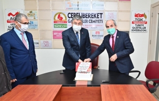 Vali Yılmaz'a gazetecilerden İdareciler Günü sürprizi!