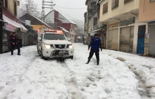 Zorkun'da kardan dolayı mahsur kalan araçları AFAD kurtardı