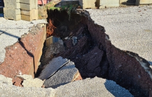 Hasanbeyli'de fırtına ve yağışlardan köprü çöktü, yollar yarıldı, evleri sel bastı