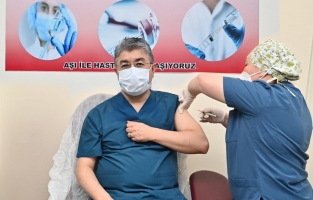 Vali Yılmaz, Covid-19 aşısının ilk dozunu yaptırdı
