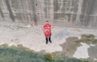 Dereye düşen Türk bayrağı itfaiye tarafından çıkartıldı