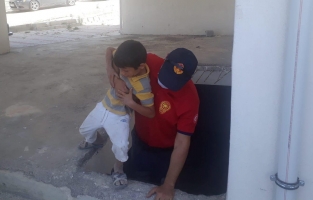 Kadirli'de inşaat boşluğuna düşen çocuk kurtarıldı