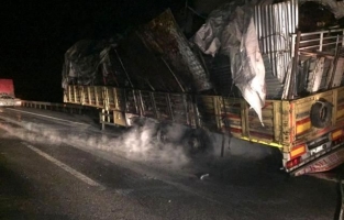 Seyir halindeki tırın dorsesi yandı