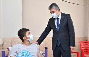 Vali Yılmaz, Pençe-Şimşek Gazisi Kelek'i ziyaret etti