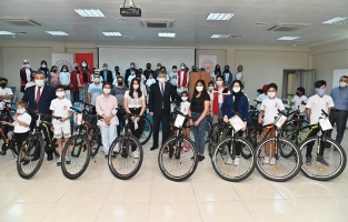 'Hayata Gülümse' projesi kapsamında öksüz ve yetim çocuklara bisiklet ve tablet verildi