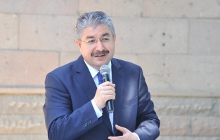 Vali Yılmaz: Koca çınarımız babalarımıza şükran borçluyuz