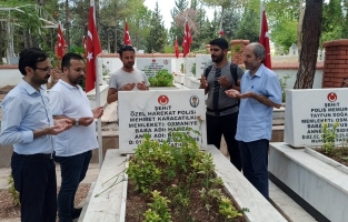 CGC'li gazetecilerden şehitliğe ziyaret