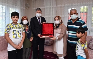 Vali Yılmaz'dan 15 Temmuz Şehidi Mehmet Karacatilki'nin ailesine ziyaret