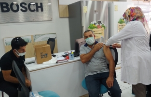 Osmaniye'de ekipler esnaf esnaf gezerek Covid-19 aşısı yapıyor