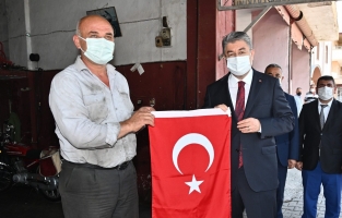 Vali Yılmaz'ın Bayrak hassasiyeti