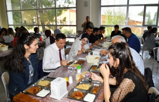 OKÜ Rektörü Uzun, öğrencilerle yemek yedi