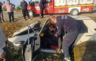 Yoldan çıkan araç sulama kanalına çarparak durabildi