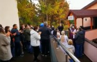 Doktorlar başhekimi alkışlayarak protesto etti