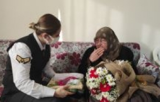 Jandarma'dan 108 yaşındaki Emine nineye ziyaret