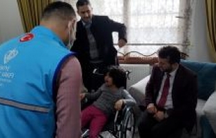 Müftülük personelinin engelli çocuğuna TDV aracılığıyla tekerlekli sandalye verildi