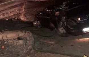 Otomobil elektrik direğine çarptı, ilçenin yarısı elektriksiz kaldı!