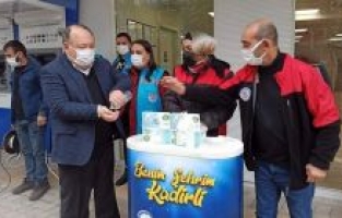 Sokakta maske dağıtan Başkan Tarhan, vatandaşları uyardı ve aşı çağrısı yaptı