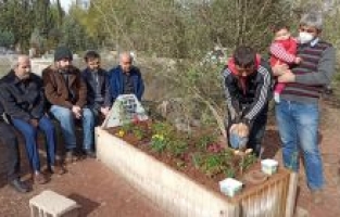 Gazeteciler merhum meslektaşlarını mezarları başında andı