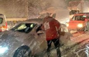Gaziantep Osmaniye karayolunda mahsur kalanlara battaniye dağıtılıyor
