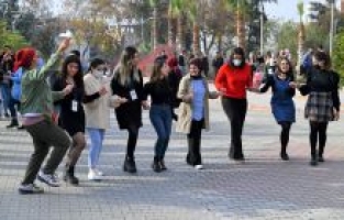 Genç fikirler hayallerini ve dileklerini uçurdu